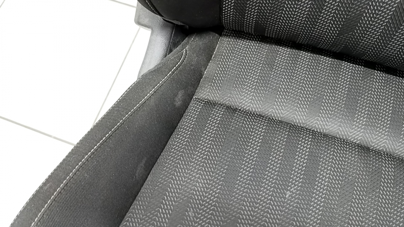 Боковая часть водительского сиденья Kia Sportage, заметны следы эксплуатации.