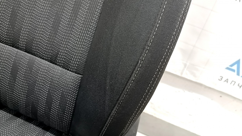 Водительское сиденье Kia Sportage 17-19 без airbag, механическое, ткань черная, LX, серая строчка, под химчистку, потерто