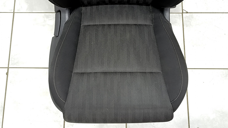 Пассажирское сиденье Kia Sportage 17-22 без airbag, механическое, ткань черная, LX, серая строчка, под химчистку