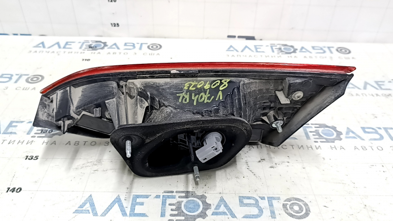 Фонарь внутренний крышка багажника левый Toyota Camry v70 18-20 галоген, светлый, царапины