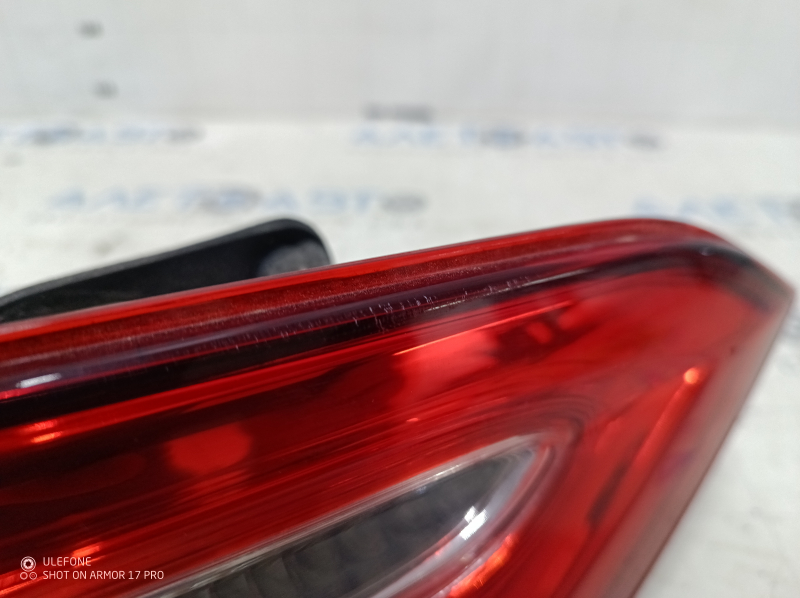 Фонарь внутренний крышка багажника левый Toyota Camry v70 18-20 галоген, светлый, царапины