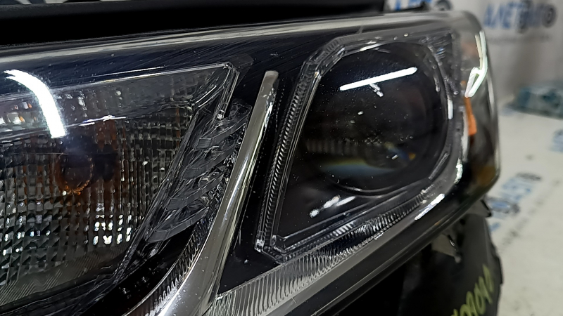 Фара передняя левая Toyota Camry v70 18-18 галоген + LED, трещина в креплении, треснут корпус