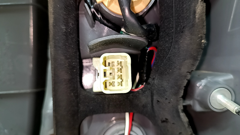 Фонарь левый Toyota Prius V 12-14 дорест, царапины, трещины в стекле, после ремонта, надломан