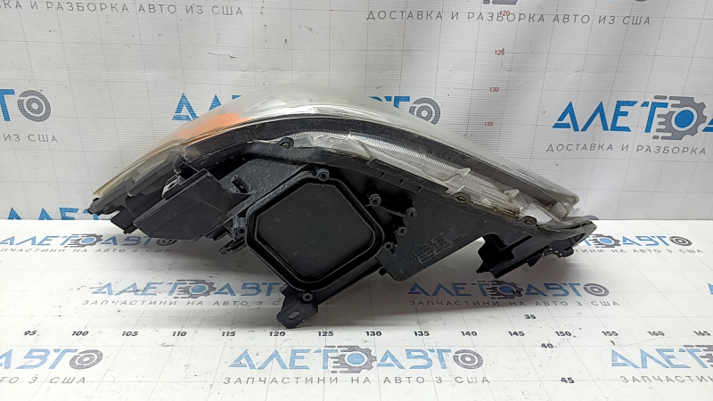 Фара передняя правая Toyota Prius V 15-17, рест, галоген, сломаны крепления, царапины