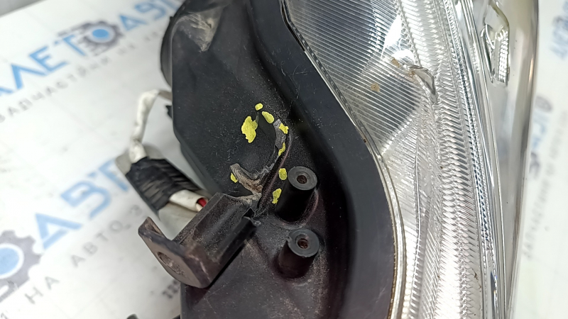 Фара передняя левая Toyota Prius V 15-17 голая, рест, галоген, песок, царапины, сломано крепление