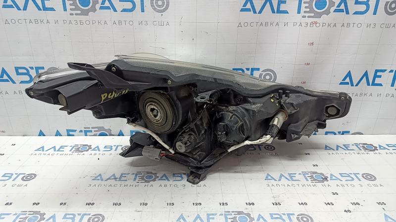Фара передняя левая Toyota Prius V 15-17 голая, рест, галоген, песок, царапины, сломано крепление