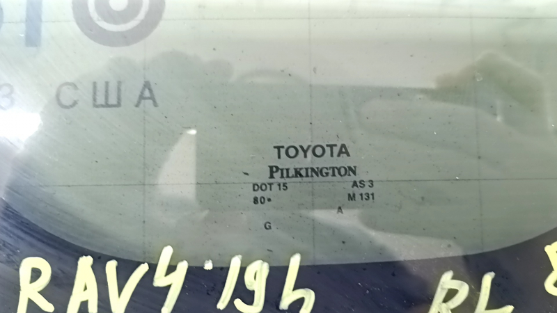 Боковая форточка с маркировкой Pilkington для Toyota RAV4 2019-2025, присутствуют следы эксплуатации.