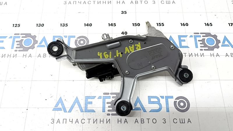 Запчасть — трапеция дворников автомобиля Toyota RAV4 2019-2025, крупный план оборудования.