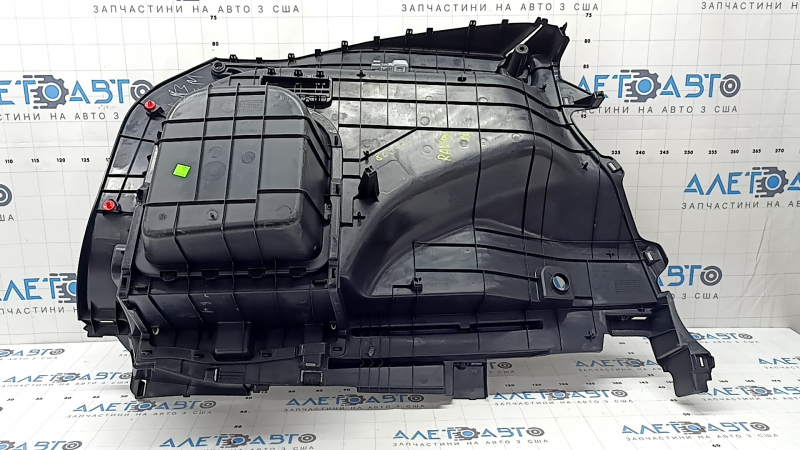 Обшивка арки правая Toyota Rav4 19-25 черная, с карманом, с плафоном, царапины