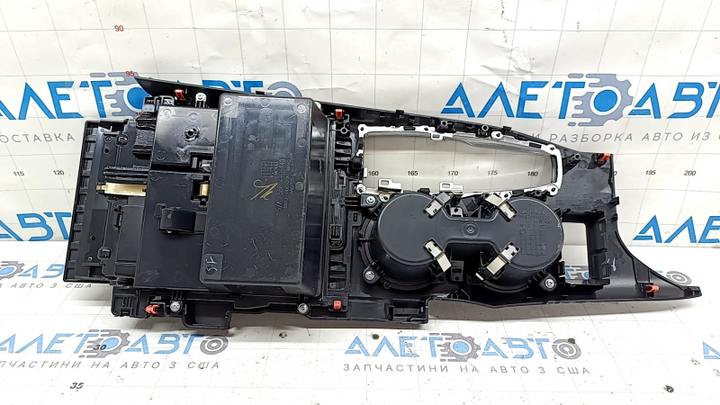 Накладка центральной консоли с подстаканниками Toyota Camry v70 18-20 черная, царапины