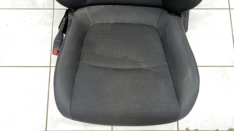 Крупный план обивки сидения Toyota RAV4, видно несколько потертостей.