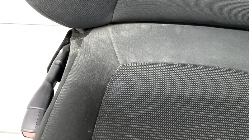Дополнительный ракурс водительского сиденья Toyota RAV4, указывает на следы использования.