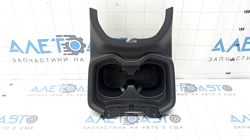 Центральная консоль бокс для Toyota RAV4 2019-2024, с видимыми царапинами и естественными следами эксплуатации.