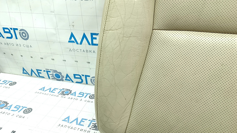 Деталь под углом, чётко видны трещины на коже обшивки автомобиля Lexus RX.