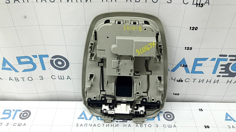 Плафон освещения передний Volvo XC90 16-23 под люк, серый, царапины