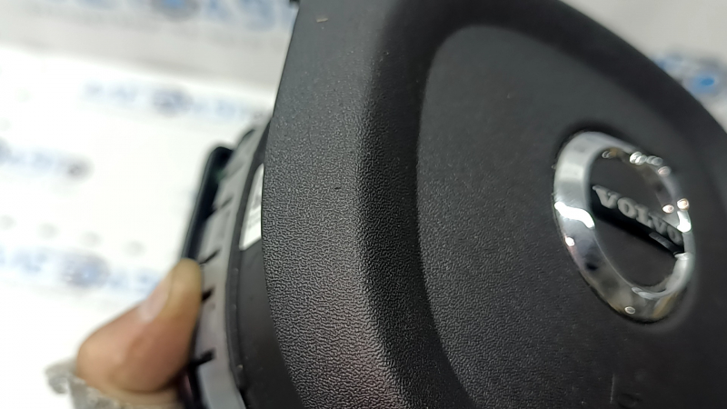Подушка безопасности airbag в руль водительская Volvo XC90 16-25 черная, царапины