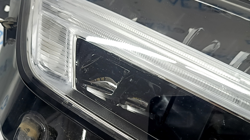 Фара передняя правая в сборе Volvo XC90 16-17 LED, песок, трещины в стекле, сломано крепление