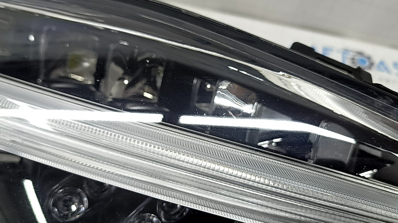 Фара передняя правая в сборе Volvo XC90 16-17 LED, песок, трещины в стекле, сломано крепление