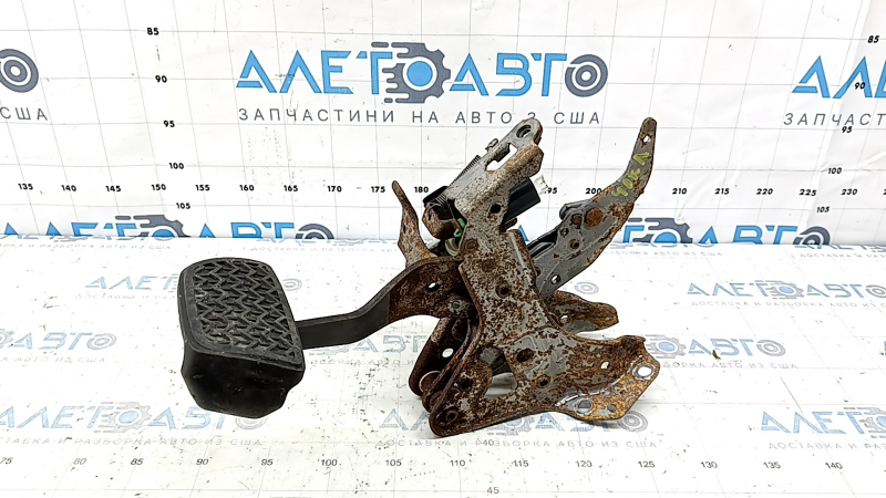 Педаль тормоза Toyota Camry v70 18-24 hybrid с датчиком, ржавая
