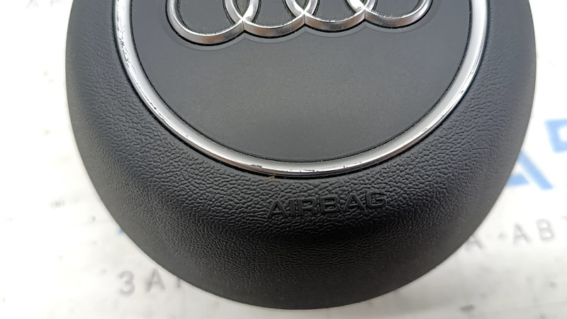 Фронтальная часть airbag Audi A5 с заметными потертостями.