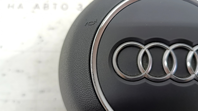 Крупный план маркировки airbag на подушке безопасности Audi A5.