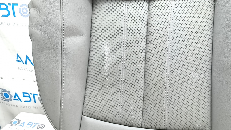 Крупный план потертостей на сиденье Audi A5, требующих внимания.