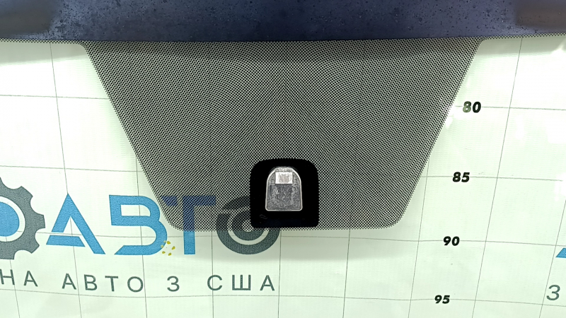 Крупный план разъема на стекле Subaru Forester, показано состояние fastening.