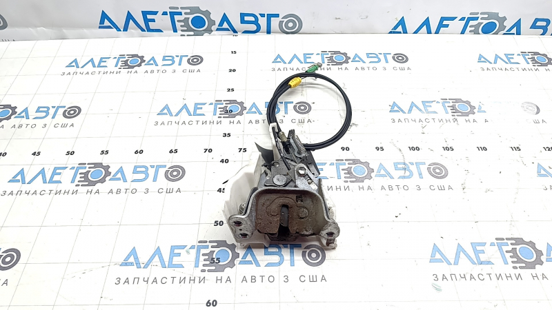 Замок двери задней левой передний Toyota Sienna 11-17