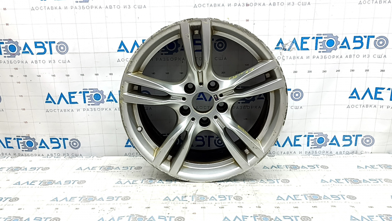 Крупный план диска колесного R18 для BMW 4 F32/F33/F36 2014-2020 с оценкой состояния.