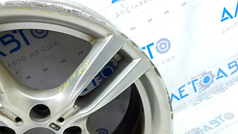 Диск колесный R18 BMW 4 с потертостями, акцент на износ.