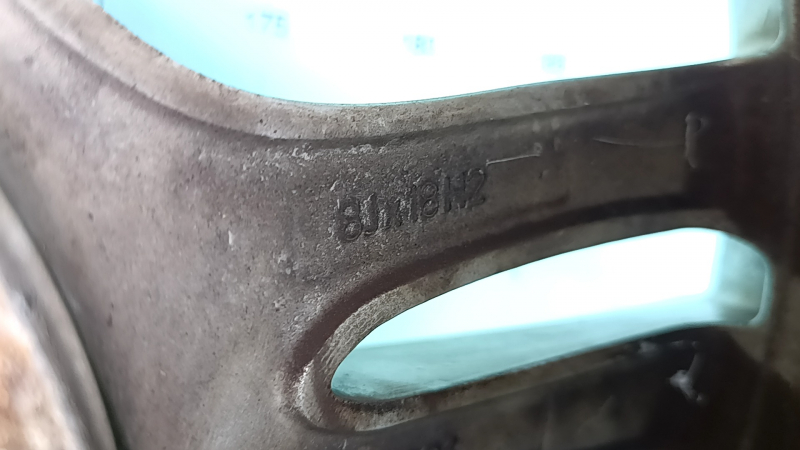 Маркировка на диске колесном для BMW 4 F32/F33/F36, подтверждающая оригинальность.