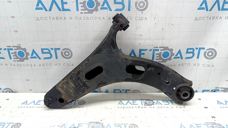 Общий вид рычага передней подвески Subaru Forester 19-24, следы использования.