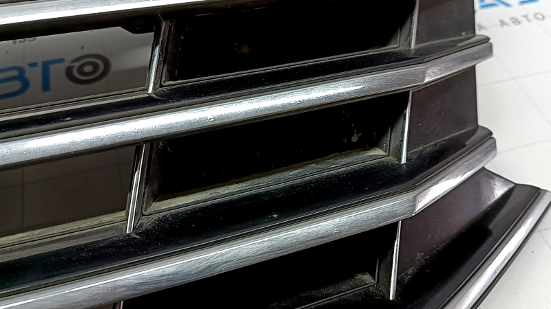 Деталь решетки радиатора для VW Passat с повреждениями, нуждающимися в внимании
