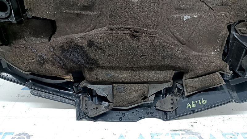 Накладка двигателя Audi A6 C7 16-18 3.0T порвана шумоизоляция, царапины