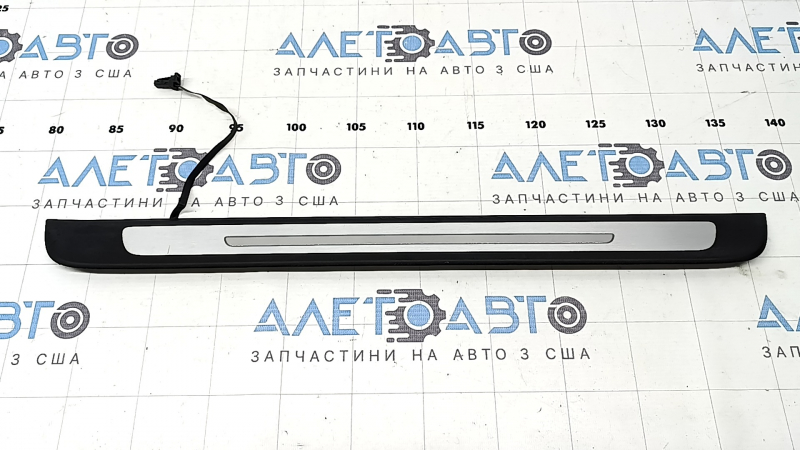 Накладка порога внешняя передняя правая Audi A6 C7 12-18 черная, с хромом, с подсветкой, царапины, тычки