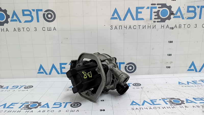 Насос воздушный VW Passat b8 16-17 USA 1.8Т с кронштейном, отломано крепление