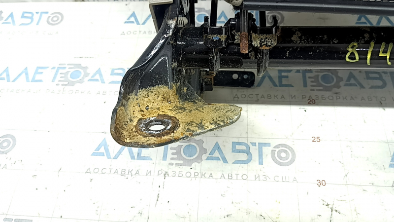 Крупный план основания спинки сиденья Ford C-Max, видно загрязнение.