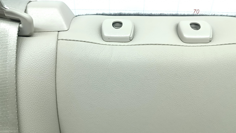 Детальная фотография крепления тканевой обивки сидения Ford C-Max 2013-2018.