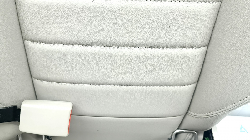 Вид на нижнюю часть спинки заднего сиденья Ford C-Max, отчетливо видны легкие следы использования.
