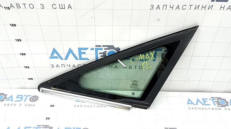 Боковая форточка для Ford C-Max 2013-2018 с хромированной окантовкой и царапиной на стекле