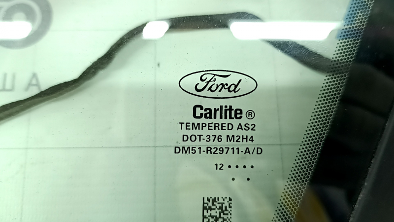 Стекло боковой форточки Ford C-Max 2013-2018 с минимальными дефектами, видно царапину.