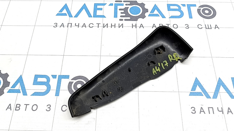Накладка фонаря внутреннего правая Audi A4 B9 17-19