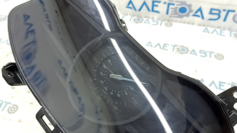 Перспектива щитка приборов Ford Fusion с показаниями, стекло с царапинами