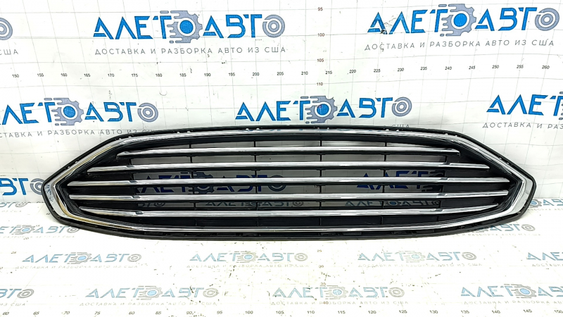 Решетка радиатора Ford Fusion 2013–2020 с хромированным обрамлением, имеет видимые дефекты.
