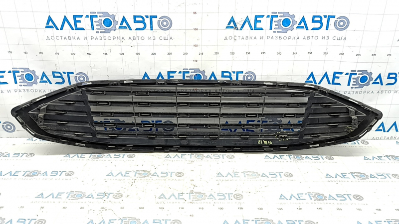 Крупный план решетки радиатора для Ford Fusion, состояние с признаками использования и надломами.