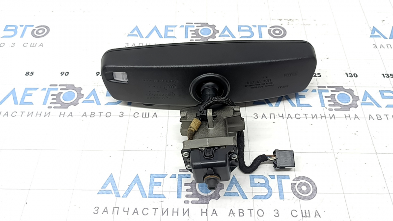 Крупный план зеркала заднего вида Ford Fusion mk5, внешние и внутренние детали в отличном состоянии.