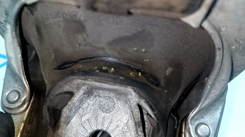 Подушка двигателя правая Audi A4 B9 17-25 2.0T, электро, тип 2, потрескана