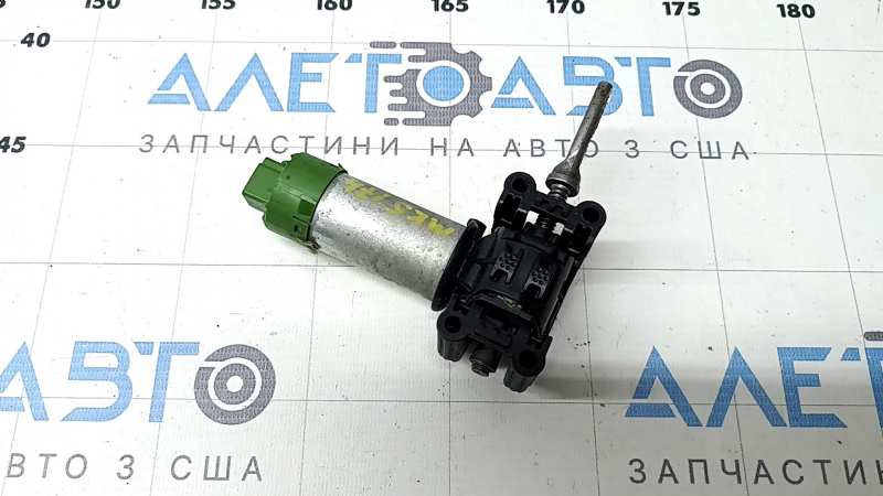 Обратный ракурс моторчика регулировки сиденья Ford Fusion 2013-2020, показывающий детали.