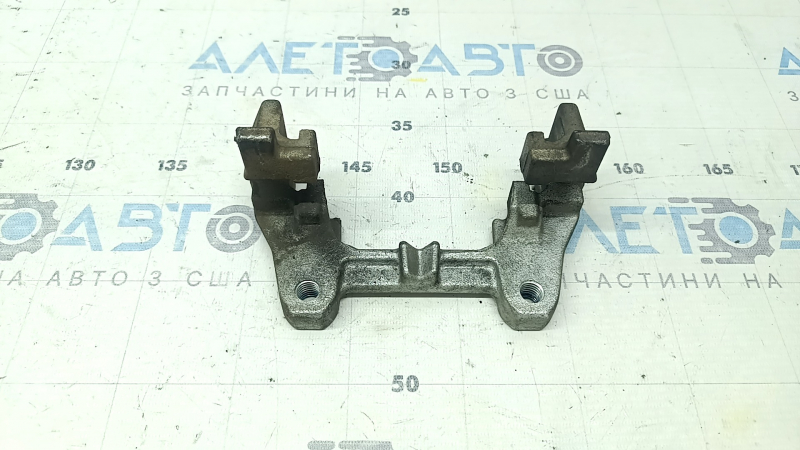 Скоба суппорта задняя левая Ford Fusion mk5 13-20 plug-in