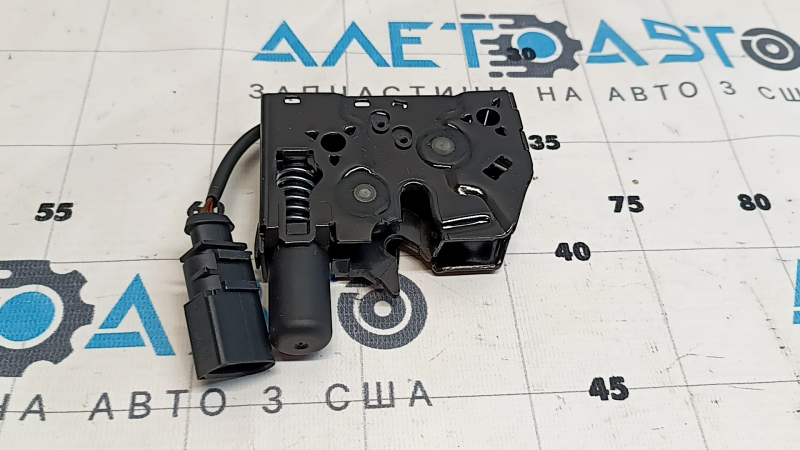 Замок капота левый Audi Q3 83A 19-25 с датчиком